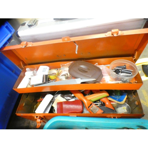 2038 - Vintage cantilever tool tin & aluminium flight case with qty. of tools: clamps, hammer, saw, etc.