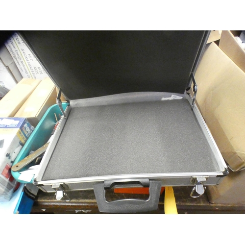 2038 - Vintage cantilever tool tin & aluminium flight case with qty. of tools: clamps, hammer, saw, etc.