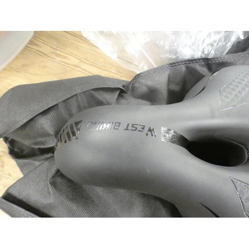 2099 - 3 Ergonomic bike saddles with shockproof mount and cushion padding - sealed