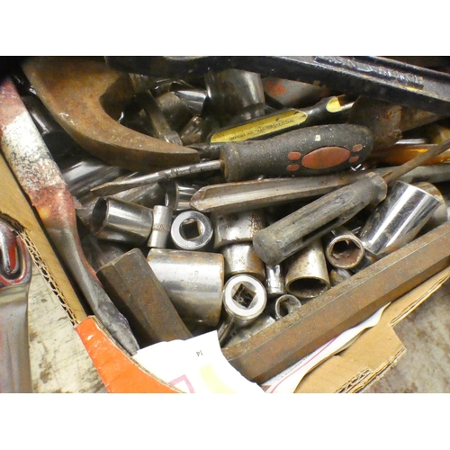 2110 - A tray of hand tools