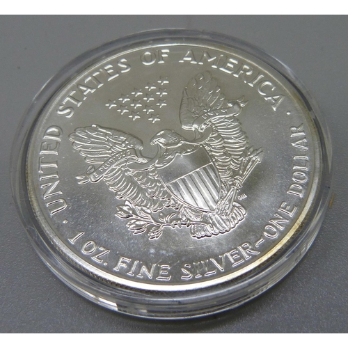 1034 - A 1oz fine silver silver dollar in capsule, 1992