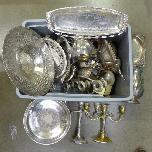 1048 - A box of silver plate **PLEASE NOTE THIS LOT IS NOT ELIGIBLE FOR POSTING AND PACKING**