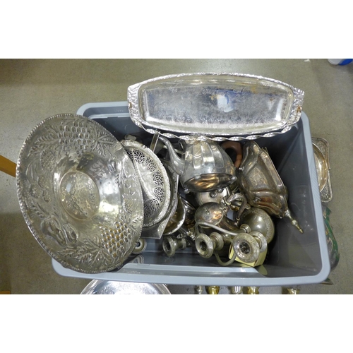 1048 - A box of silver plate **PLEASE NOTE THIS LOT IS NOT ELIGIBLE FOR POSTING AND PACKING**