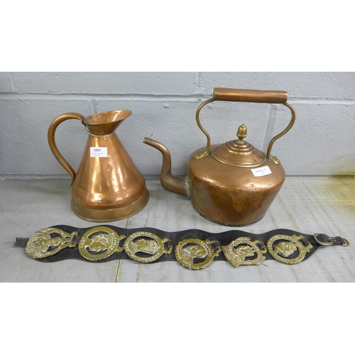 1065 - A copper kettle and jug and horse brasses **PLEASE NOTE THIS LOT IS NOT ELIGIBLE FOR POSTING AND PAC... 