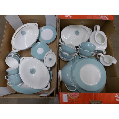 1077 - A collection of tea and dinnerware **PLEASE NOTE THIS LOT IS NOT ELIGIBLE FOR POSTING AND PACKING**