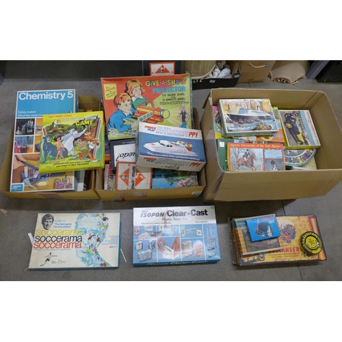 1081 - Three boxes of vintage jigsaw puzzles and some parlour games **PLEASE NOTE THIS LOT IS NOT ELIGIBLE ... 