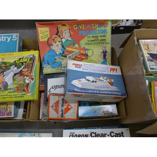 1081 - Three boxes of vintage jigsaw puzzles and some parlour games **PLEASE NOTE THIS LOT IS NOT ELIGIBLE ... 