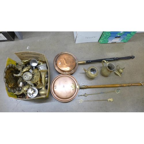 1090 - A box of metal ware and two copper warming pans **PLEASE NOTE THIS LOT IS NOT ELIGIBLE FOR POSTING A... 