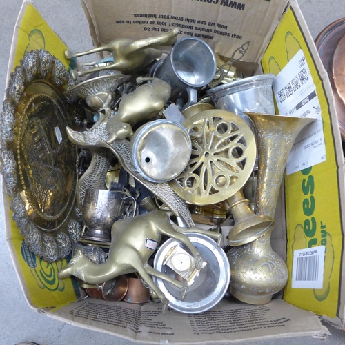 1090 - A box of metal ware and two copper warming pans **PLEASE NOTE THIS LOT IS NOT ELIGIBLE FOR POSTING A... 