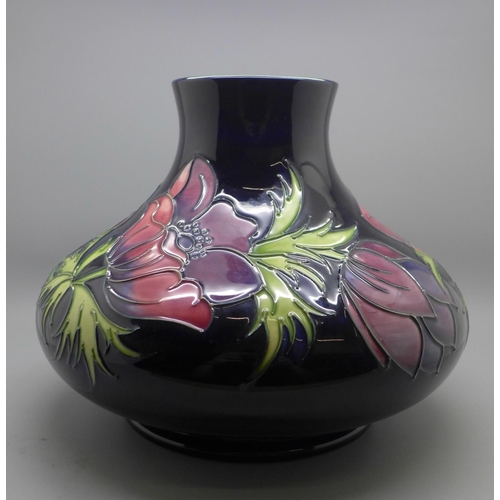 601 - A large Moorcroft Anemone squat vase, 34/94 backstamp, 20.5cm