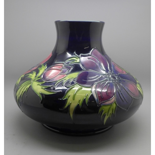 601 - A large Moorcroft Anemone squat vase, 34/94 backstamp, 20.5cm