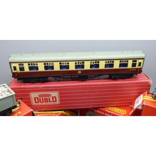 652 - Hornby 00 gauge model rail comprising R.922 inter-city brake coach, 4060 open corridor coach, R.924 ... 