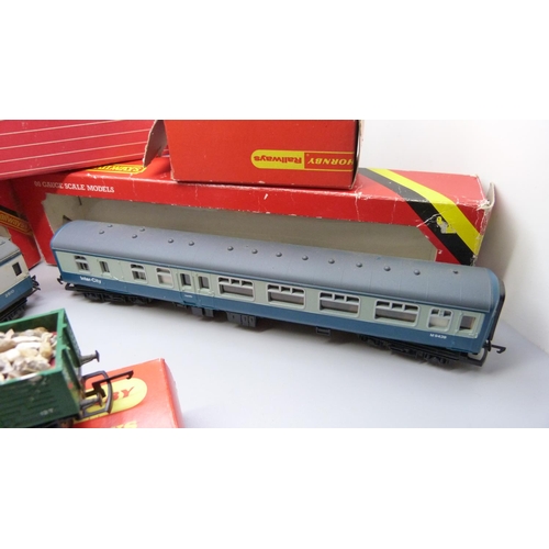 652 - Hornby 00 gauge model rail comprising R.922 inter-city brake coach, 4060 open corridor coach, R.924 ... 