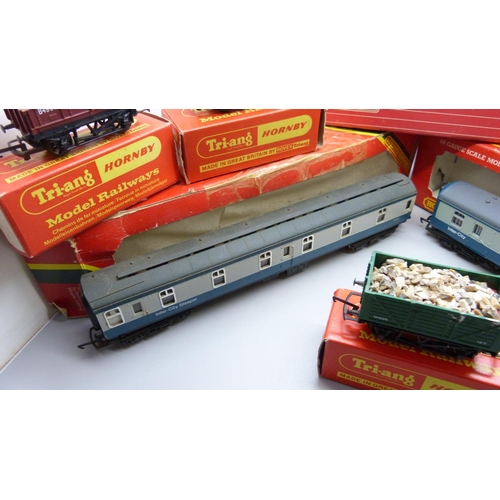 652 - Hornby 00 gauge model rail comprising R.922 inter-city brake coach, 4060 open corridor coach, R.924 ... 