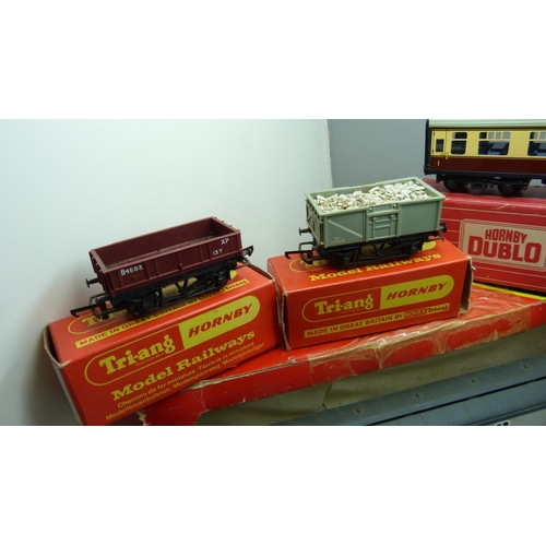 652 - Hornby 00 gauge model rail comprising R.922 inter-city brake coach, 4060 open corridor coach, R.924 ... 