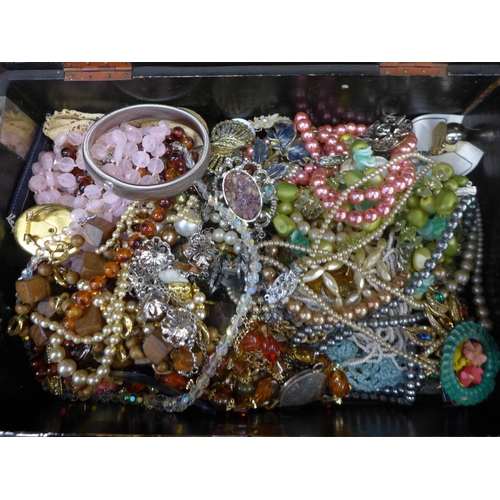 685 - A box of costume jewellery