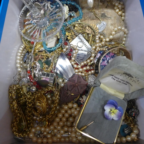 695 - A box of costume jewellery including hat pins