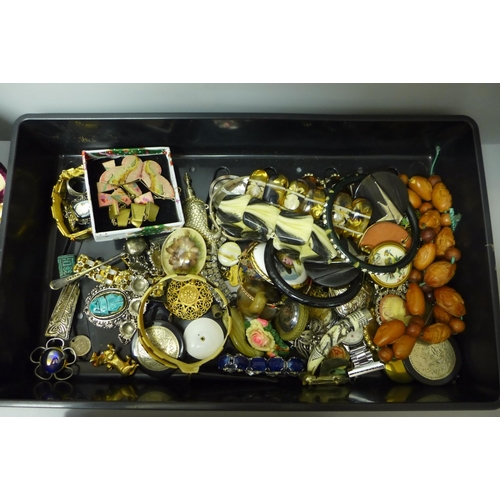 721 - A tray of fashion jewellery