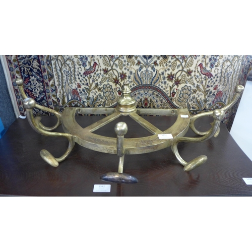 1492 - A gold ship's wheel coat hook