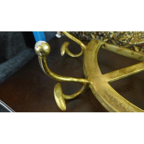 1492 - A gold ship's wheel coat hook