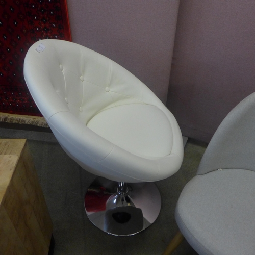 1693 - A cream button back swivel tub chair