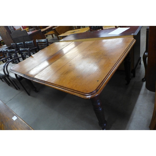 125 - A Victorian mahogany extending dining table