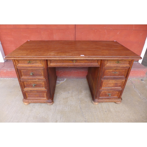 153a - An early 20th Century oak desk