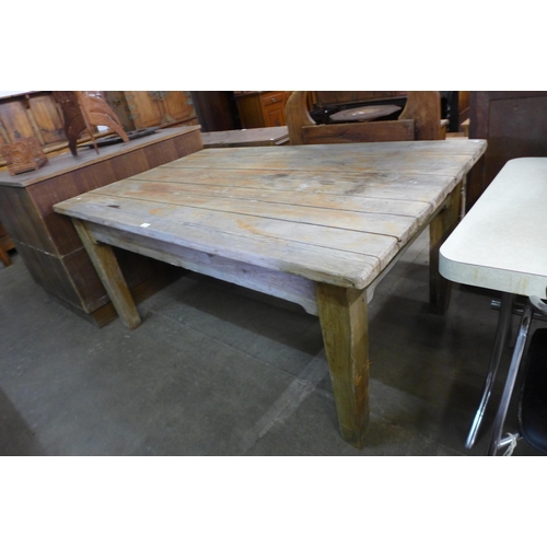 154 - An early 20th Century pine farmhouse table