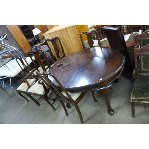 157 - An early 20th Century oval mahogany extending dining table and six chairs