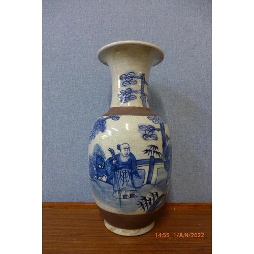 325 - A Chinese blue and white porcelain vase