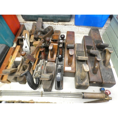 2998 - Approx 20 vintage joinery/woodworking tools includes block planes and a vintage oxy-acetylene gas to... 