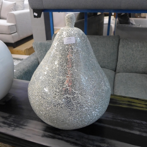 1352 - A glass mosaic pear