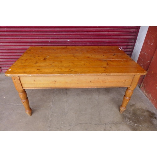 123 - A Victorian pine two drawer farmhouse kitchen table