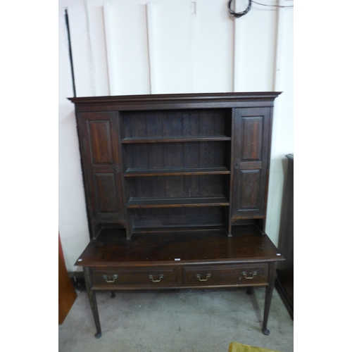 124 - A George III oak dresser