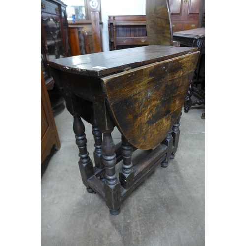 135 - A small William III oak gateleg table