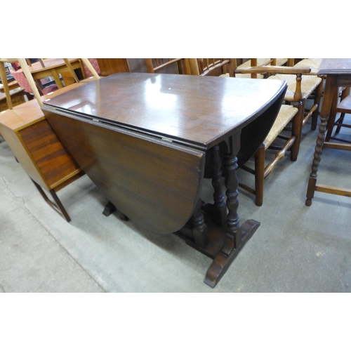 153 - A small oak gateleg table