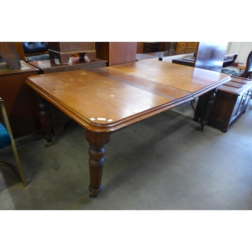 160 - A Victorian mahogany extending dining table