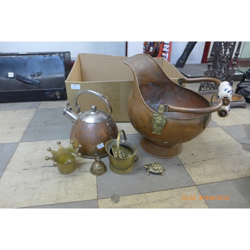 399 - A Victorian copper coal scuttle, a kettle and assorted horse brasses, etc.