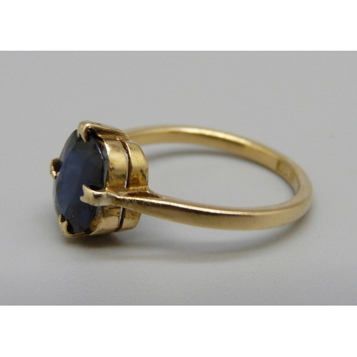 1010 - A vintage 18ct gold ring set with synthetic sapphire, 1.68ct, 2.4g, K