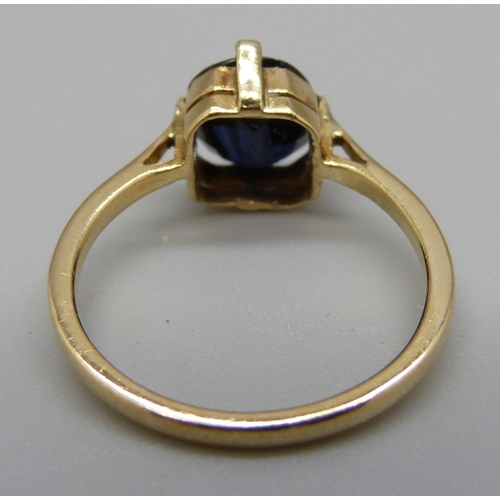 1010 - A vintage 18ct gold ring set with synthetic sapphire, 1.68ct, 2.4g, K