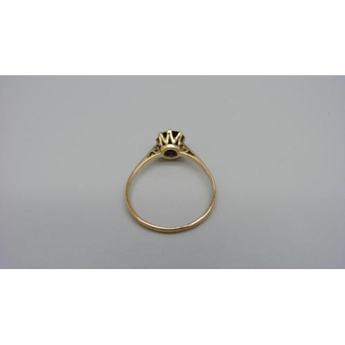 1017 - A 9ct gold garnet solitaire ring, 1.5g, T