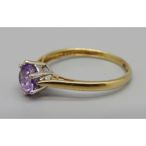 1018 - An 18ct gold amethyst ring, 1.8g, P