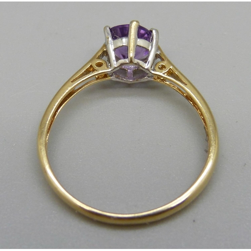 1018 - An 18ct gold amethyst ring, 1.8g, P