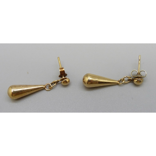 1028 - A pair of 9ct gold earrings, 4.0g