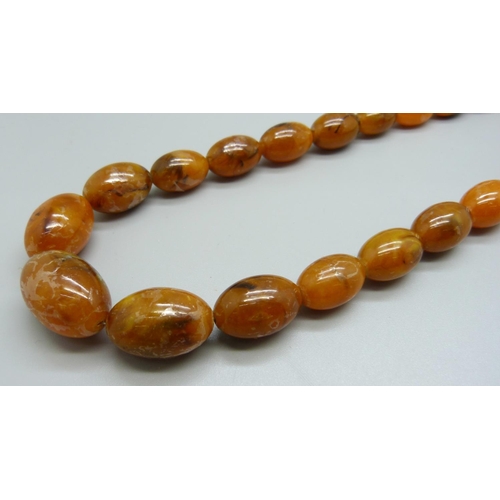 1043 - An amber coloured bead necklace 63.6g