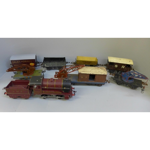 672 - Assorted Hornby O gauge model railway including a locomotive, wagons and cranes