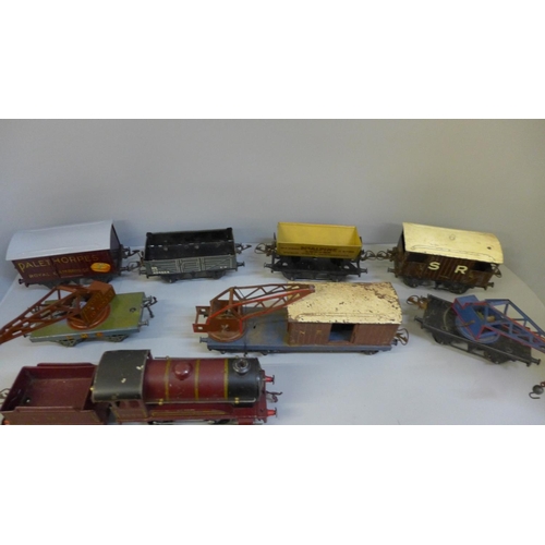 672 - Assorted Hornby O gauge model railway including a locomotive, wagons and cranes