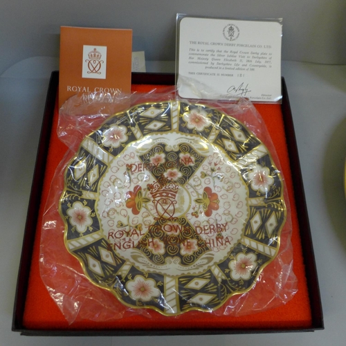 685 - A Royal Crown Derby 1128 pattern wavy edge plate, boxed, an Abbeydale plate and a Royal Crown Derby ... 