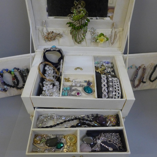 699 - A box of costume jewellery