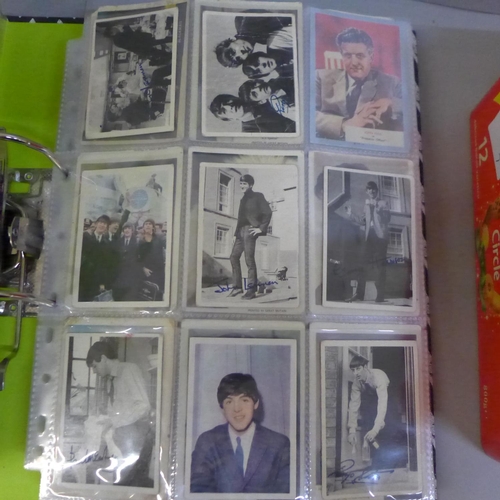 715 - A folder and box with chewing gum cards, trade cards and cigarette cards